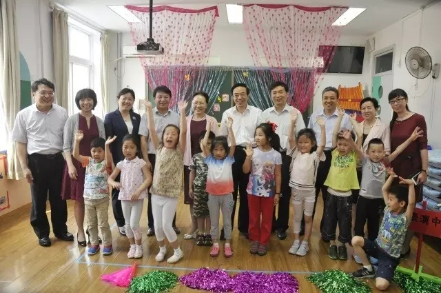 图为 领导与特殊儿童合影
